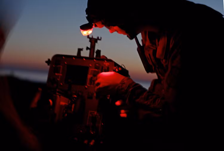 Ra đời từ năm 1989, tổ hơn AN/TWQ-1 Avenger của Mỹ được sản xuất bởi Boeing và là tổ hợp tên lửa phòng không tầm ngắn được thiết kế để tiêu diệt các loại mục tiêu như tên lửa hành trình, máy bay không người lái, máy bay bay ở độ cao thấp hoặc trực thăng. Nguồn ảnh: BI.