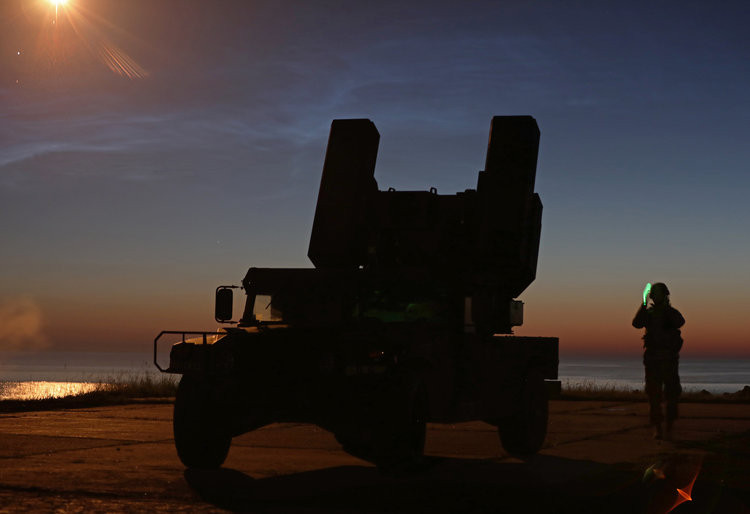 Ngoài các tên lửa FIM-92 Stinger, tổ hợp này cũng được trang bị một khẩu súng máy M3P do FN Herstal sản xuất với cỡ nòng 12,7mm và có tốc độ bắn từ 950 cho tới 1200 viên mỗi phút. Nguồn ảnh: BI.