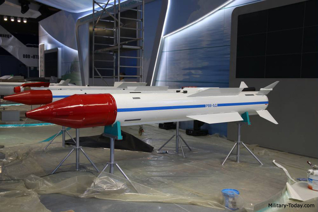 Tốc độ bay của R-37 là cực nhanh, lên tới Mach 6 tương đương với 7350 km/h. Tốc độ này khiến nó được xếp vào loại tên lửa "siêu siêu thanh" chứ không chỉ đơn thuần là tên lửa siêu thanh như các loại phổ biến hiện tại. Nguồn ảnh: Pinterest.