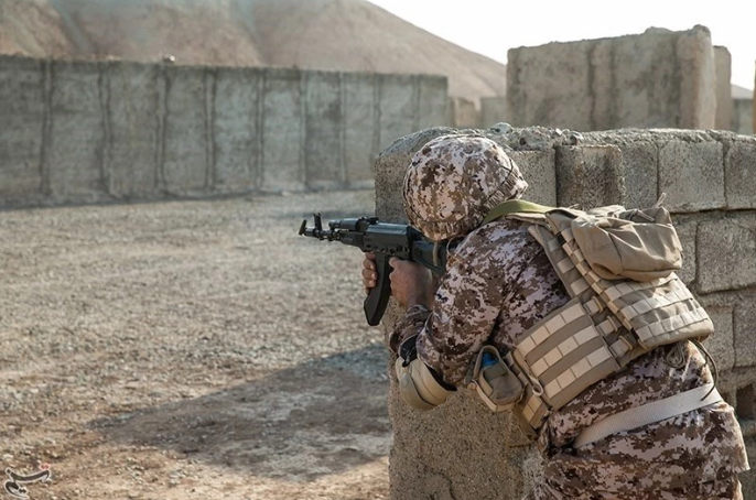 Tầm bắn hiệu quả của AK-103 là 500 mét, súng có hộp tiếp đạn rời 30 viên và có thể dùng chung hộp tiếp đạn với những loại AK phiên bản cũ. Nguồn ảnh: QQ.