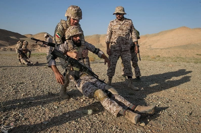 Khoá huấn luyện còn bao gồm cả những bài học về chiến thuật sơ cứu và di tản thương binh trên chiến trường. Có thể thấy toàn bộ lực lượng quân đội Iran đang có tinh thần chuẩn bị cao, sẵn sàng đáp trả cho một cuộc tấn công của Mỹ có thể xảy ra bất cứ lúc nào. Nguồn ảnh: QQ.