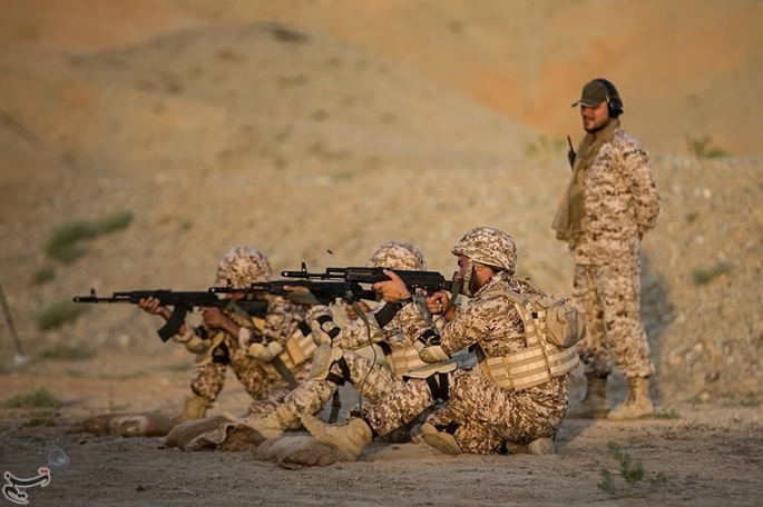 Đặc nhiệm của Lực lượng Vệ binh Hồi giáo Iran huấn luyện với súng trường tấn công AK-103 kèm theo áo vest chiến thuật cực kỳ hiện đại. Nguồn ảnh: QQ.