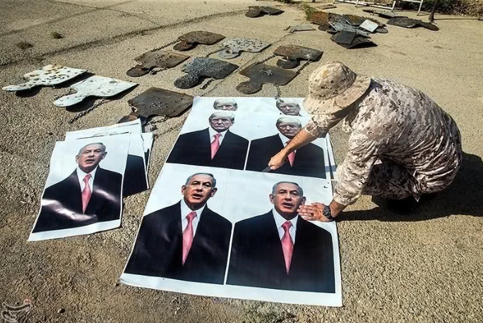 Điều đáng chú ý đó là trong những buổi tập luyện này, bia mục tiêu của đặc nhiệm Iran lại chính là ảnh chân dung của Thủ tướng Israel Benjamin Netanyahu và Tổng thống Mỹ Donald Trump. Nguồn ảnh: QQ.