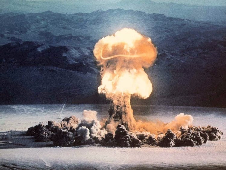 Tuy vậy, việc Israel ngang nhiên tấn công và phá huỷ các lò phản ứng hạt nhân của Iraq và Syria hồi năm 1981 và 2007 được cho là hành động cứng rắn mà chỉ một quốc gia "có sở hữu vũ khí hạt nhân mới dám làm". Thêm vào đó, loại virus máy tính mang tên Stuxnet từng gây hư hỏng cho các cơ sở hạt nhân của Iran cũng được cho là do Israel phát triển. Nguồn ảnh: Thearchive.