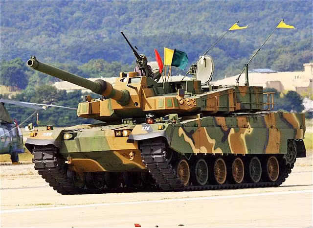 Đáng tiếc là mẫu xe tăng Altay - loại xe tăng đắt nhất thế giới hiện nay do Thổ Nhĩ Kỳ và Hàn Quốc hợp tác sản xuất vốn dựa trên thiết kế của K2 Báo Đen nhưng lại bị lược bỏ đi tính năng nạp đạn tự động. Nguồn ảnh: Sina.