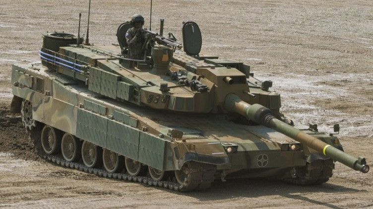 Việc thay đổi trọng tâm và độ nghiêng của K2 Báo Đen sẽ giúp nó có thể khai hoả được ở những góc bắn cực hiểm, tác chiến tốt trong điều kiện địa hình bị chia cắt mạnh hoặc ít nhất cũng là tăng được độ nghiêng của giáp mặt khi đối đầu với xe tăng đối phương. Nguồn ảnh: Sina.