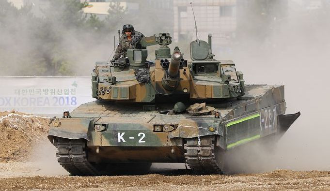 Khác với kiểu thiết kế thông thường, kiểu thiết kế trục dẫn động thay đổi được độ cao sẽ khiến trọng lượng của xe tăng lên đáng kể vì phải gắn thêm rất nhiều cơ cấu trục thuỷ lực vào từng trục dẫn động. Nguồn ảnh: Sina.