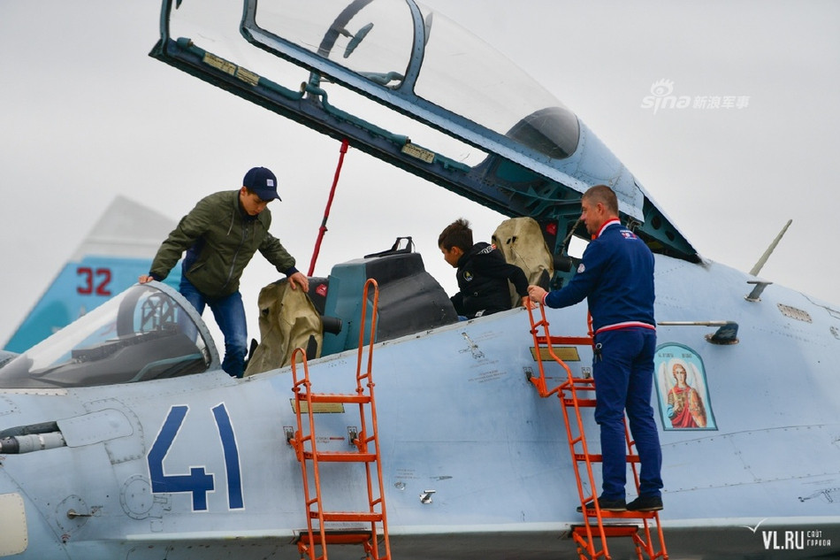 Quân đội Nga được xem là lực lượng thân thiện bậc nhất với... trẻ em trên thế giới khi các loại khí tài hiện đại bậc nhất nước này luôn có cơ hội mở cửa cho trẻ em thăm quan. Nguồn ảnh: Sina.