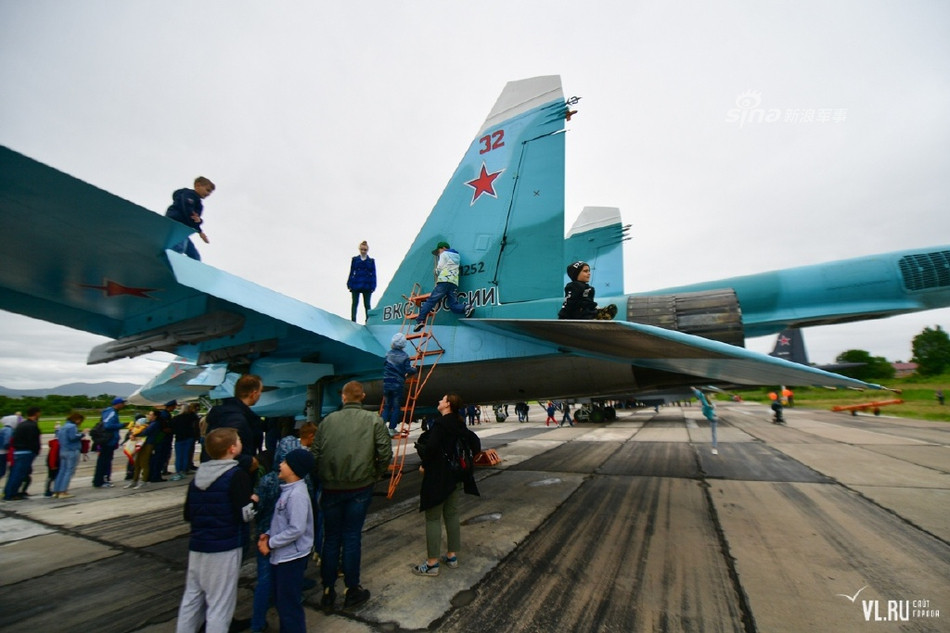 Với bản tính hiếu động vốn có của trẻ em Nga, mọi ngóc ngách trên những chiếc tiêm kích hiện đại này sẽ được khám phá tường tận. Nguồn ảnh: Sina.