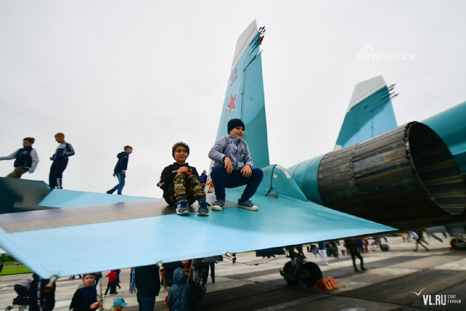 Trong những ngày cuối cùng của Army-2019, Quân đội Nga đã "thả cửa" để trẻ em và người hâm mộ được tận tay tận mắt tiếp cận với các loại khí tài hiện đại nhất của nước nhà. Nguồn ảnh: Sina.