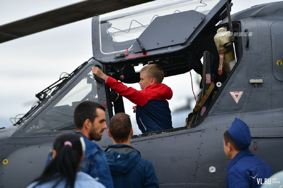 Đủ các loại khí tài hiện đại được mở cửa tự do cho người hâm mộ vào thăm quan, trong đó có không ít loại khí tài khủng như trực thăng Ka-52 hay tiêm kích Su-35 và chiến đấu cơ MiG-31. Nguồn ảnh: Sina.