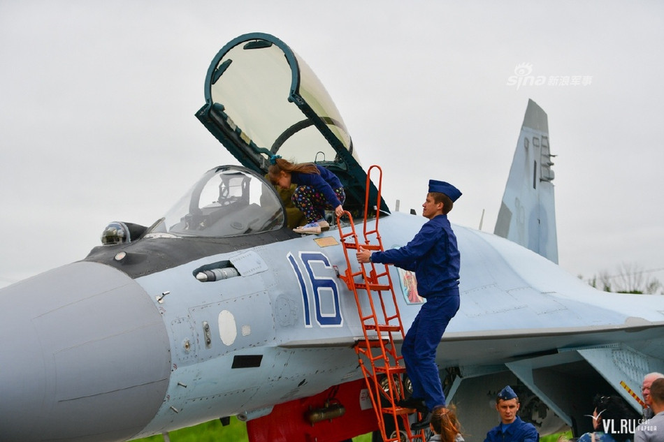 Khoang lái của chiến đấu cơ Su-35 mở rộng cửa đón khách thăm quan. Nguồn ảnh: Sina.