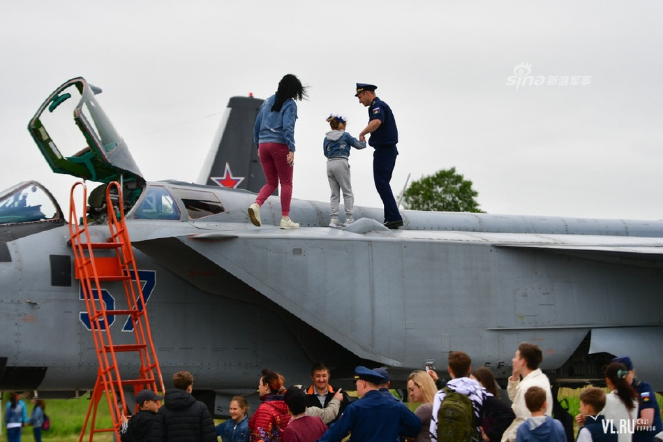 Chiến đấu cơ đánh chặn MiG-31 được mở cửa cho trẻ em leo trèo thoải mái. Nguồn ảnh: Sina.