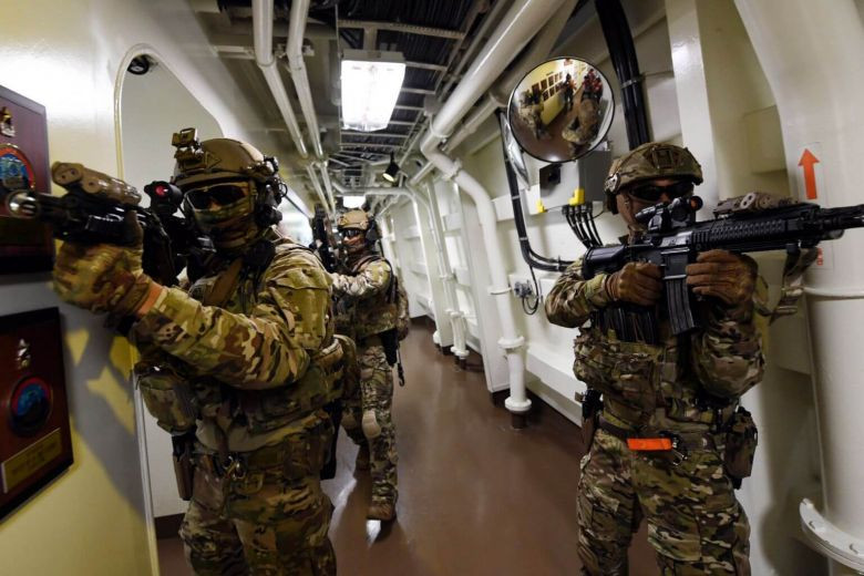 Bộ quốc phòng Hàn Quốc khẳng định việc đưa đơn vị chống cướp biển Cheonghae cùng với các loại phương tiện hiện đại như trực thăng tới eo biển Hormuz là một trong những hành động nhằm bảo vệ các tàu thương mại của nước này trong vùng biển mất an ninh. Nguồn ảnh: Chosul.