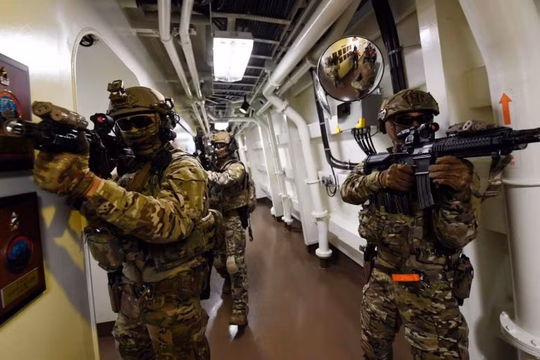 Bộ quốc phòng Hàn Quốc khẳng định việc đưa đơn vị chống cướp biển Cheonghae cùng với các loại phương tiện hiện đại như trực thăng tới eo biển Hormuz là một trong những hành động nhằm bảo vệ các tàu thương mại của nước này trong vùng biển mất an ninh. Nguồn ảnh: Chosul.