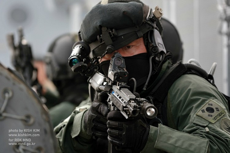 Lực lượng Cheonghae của Hàn Quốc có tổng cộng 302 nhân sự, vận hành một tàu khinh hạm có trọng tài 4500 tấn cùng một trực thăng chống ngầm, ba tàu cao tốc và chỉ có chuyên nhiệm vụ chống cướp biển. Nguồn ảnh: Chosul.