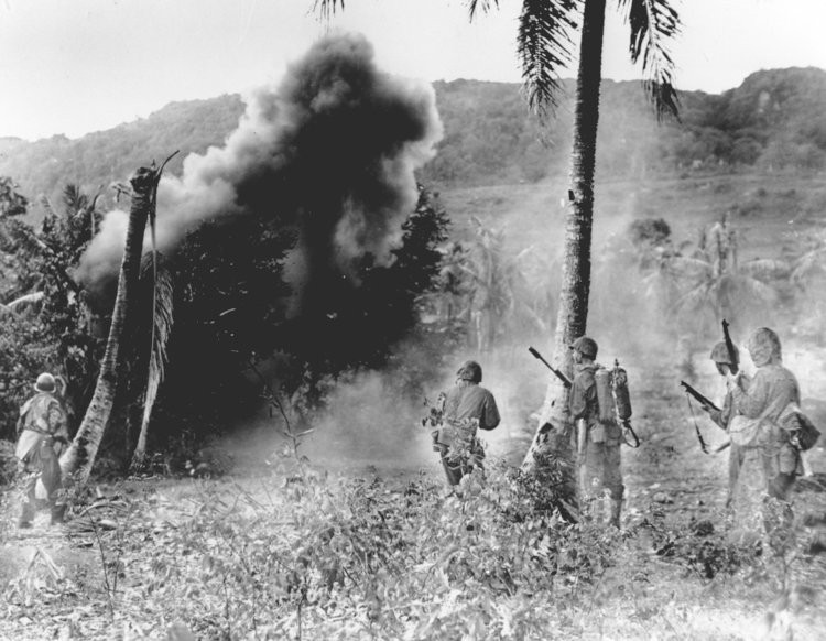 Trong khi đó ở chiều hướng ngược lại, Nhật chỉ có 32.000 quân đồn trú trên đảo cùng với người dân bản địa. Nguồn ảnh: BI.