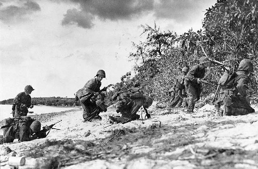 Do bị tuyên truyền sai lệch, người dân trên đảo tin rằng nếu rơi vào tay lính Mỹ, họ sẽ bị hãm hiếp hoặc mổ bụng ăn thịt. Vậy nên ngay khi nhìn thấy lính Mỹ, rất nhiều người đã tự tử trước mặt những binh lính da trắng này ngay lập tức. Nguồn ảnh: BI.