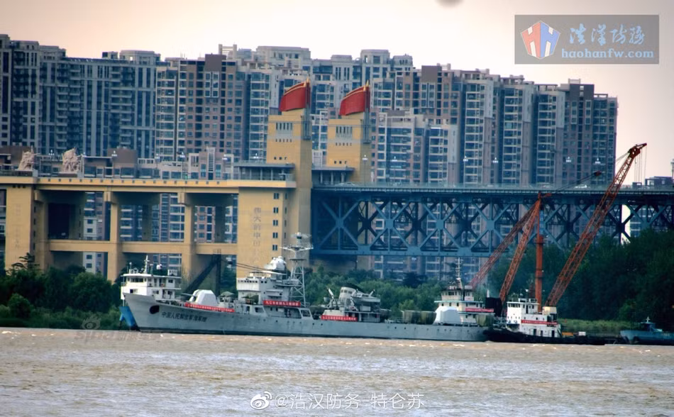 Tàu được đóng theo lớp Type 053H và có độ giãn nước chỉ 1600 tấn. Với độ giãn nước thấp như vậy, các tàu như Cứu Giang chỉ được hải quân trên thế giới xếp vào hạng hộ vệ hạm, chưa đủ lớn để trở thành một khinh hạm. Nguồn ảnh: Sina.