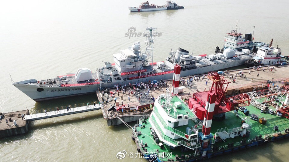 Tàu Cửu Giang được đặt lườn đóng mới từ năm 1975 và rất nhanh chóng hạ thủy vào cuối năm đó. Chính vì thế nó trở thành một trong những khinh hạm có thời gian đóng mới ngắn nhất lịch sử. Nguồn ảnh: Sina.