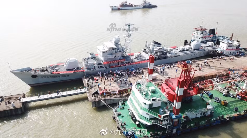 Tàu Cửu Giang được đặt lườn đóng mới từ năm 1975 và rất nhanh chóng hạ thủy vào cuối năm đó. Chính vì thế nó trở thành một trong những khinh hạm có thời gian đóng mới ngắn nhất lịch sử. Nguồn ảnh: Sina.