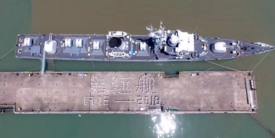 Tàu có chiều dài 103 mét, lườn rộng 10,8 mét và mớm nước tối đa 3,1 mét. Cửu Giang được trang bị hai động cơ diesel có công suất 7000 mã lực mỗi động cơ cùng 2 trục dẫn động cho phép nó di chuyển được với tốc độ tối đa khoảng 26 hải lý giờ. Nguồn ảnh: Sina.