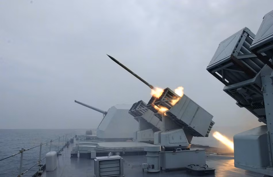 Tàu được trang bị hoả lực bao gồm một khẩu pháo 100mm loại Type 61 với chiều dài nòng pháo gấp 61 lần cỡ nòng. Ngoài ra còn có 6 dàn pháo tự động 37mm kèm theo đó là 2x2 ống phóng tên lửa chống hạm SY-1 và 5 ống phóng bom chìm Type 65. Nguồn ảnh: Sina.