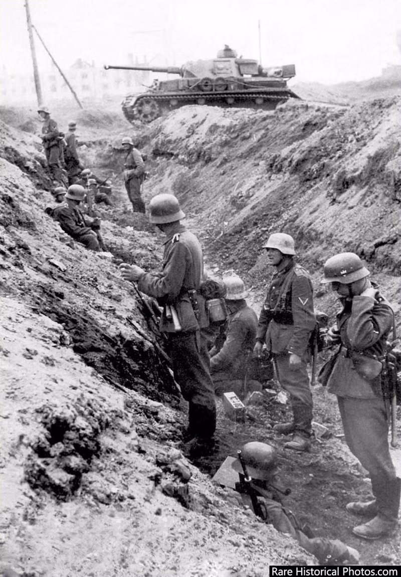 Lính Đức chờ lệnh tấn công.