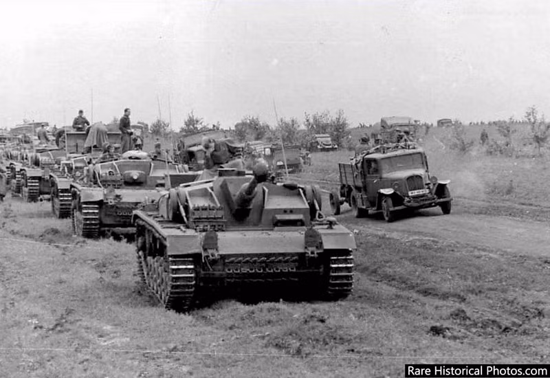 Để nhanh chóng chiếm được Stalingrad - thành phố không chỉ có ý nghĩa về mặt quân sự chính trị mà còn mang tính biểu tượng khi mang tên lãnh tụ Liên Xô Stalin, phát xít Đức đã tấn công vào lưới phòng thủ của Liên Xô bằng cách dội bom, dùng xe tăng, hỏa lực và nhiều vũ khí hạng nặng khác.