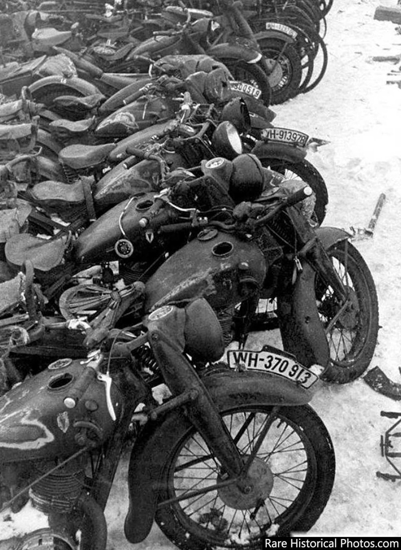 Những chiếc xe máy bị bắt giữ của quân Đức ở Stalingrad năm 1943.