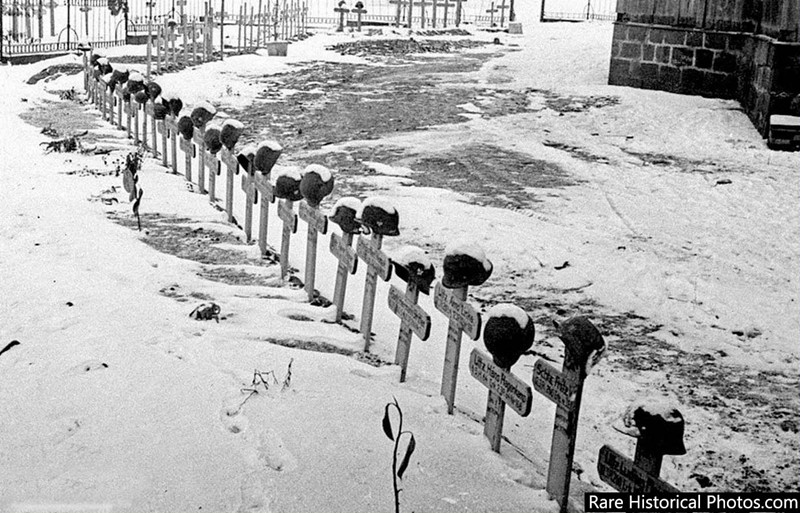Liên Xô đã tìm thấy 250.000 thi thể của quân Đức và quân Romania ở bên trong và xung quanh Stalingrad. Tổn thất của phe Trục (gồm Đức, Italy, Romania và Hungary) được cho là lên tới 800.000 người chết, bị thương, mất tích hoặc bị bắt giữ.