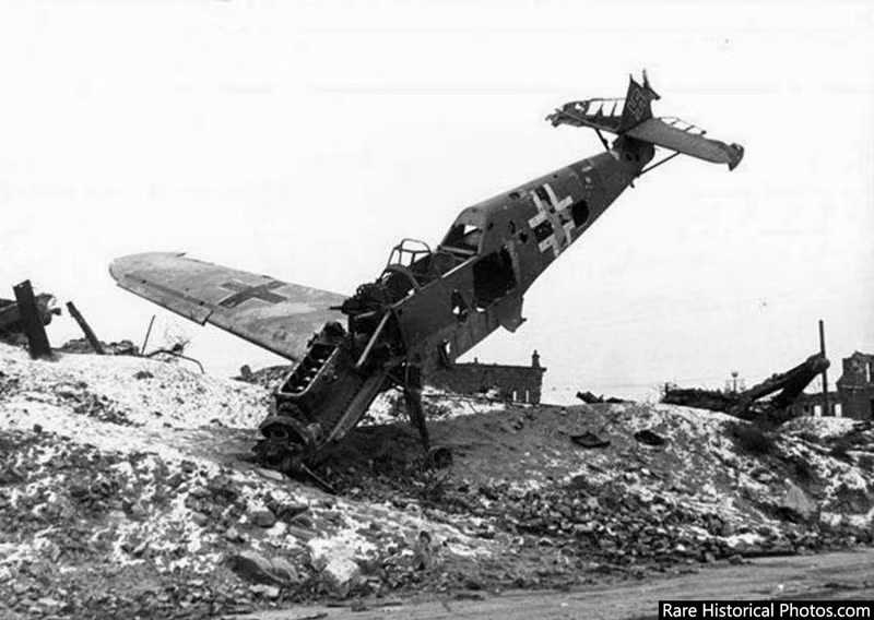 Kết thúc trận chiến khốc liệt Stalingrad, các nhà sử học quân sự của Nga ước tính có khoảng 1,1 triệu Hồng quân Liên Xô đã hy sinh, bị thương và mất tích trong cuộc chiến bảo vệ thành phố này. Ngoài ra, có khoảng 40.000 dân thường cũng đã thiệt mạng. Ảnh: Máy bay Đức bị bắn hạ ở Stalingrad chấm dứt giấc mộng của Hitler.