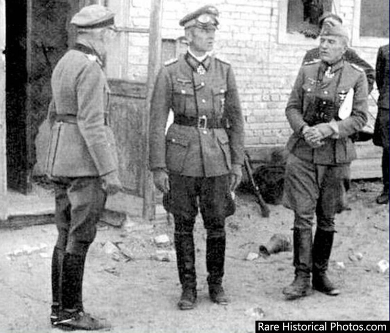 Chỉ huy Tập đoàn quân số 6 của Đức - Tướng Paulus và Tướng Moritz von Drebber thuộc binh đoàn Bộ binh 297 đang thảo luận với nhau vào tháng 10/1942.