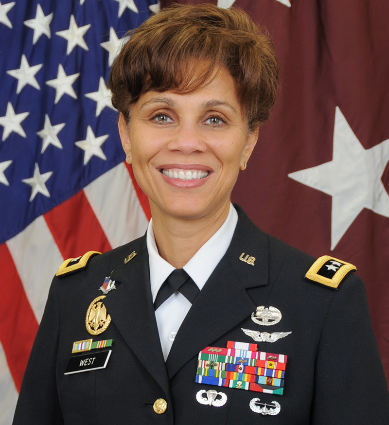 Trung tướng Nadja West là người phụ nữ mang cấp hàm cao nhất tốt nghiệp Học viện Quân sự Mỹ danh giá West Point vào năm 2016.
