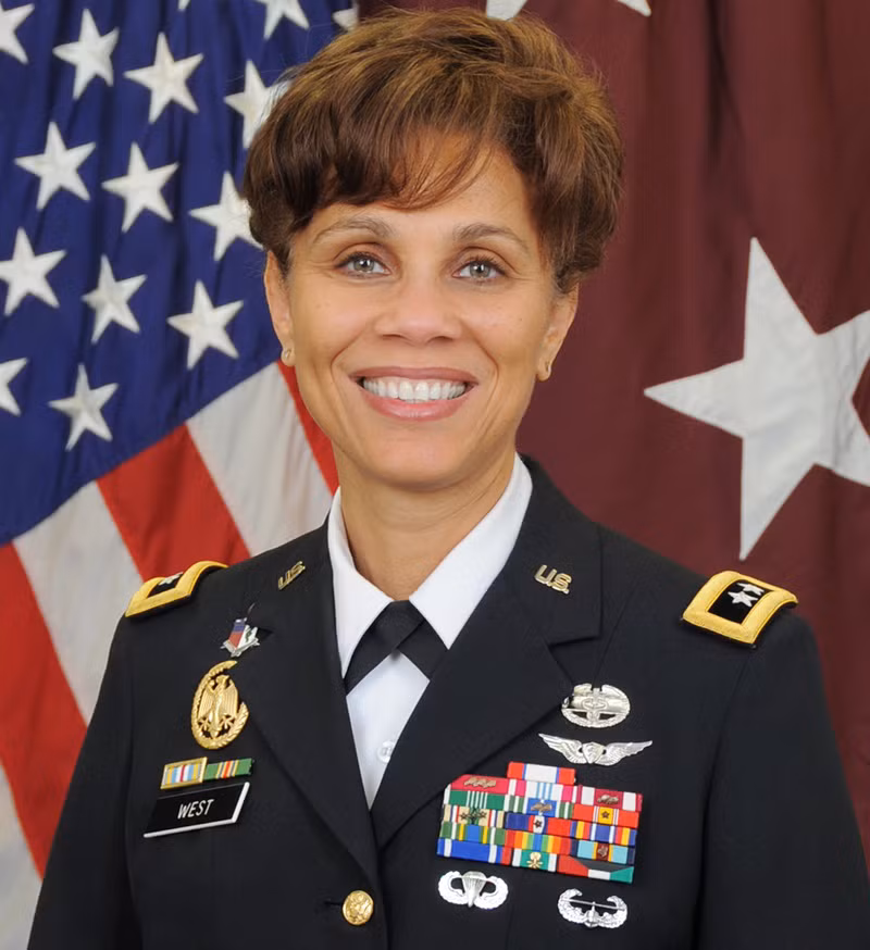 Trung tướng Nadja West là người phụ nữ mang cấp hàm cao nhất tốt nghiệp Học viện Quân sự Mỹ danh giá West Point vào năm 2016.