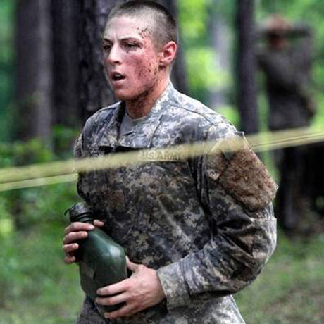 Trung úy Shaye Haver cũng đi vào lịch sử với tư cách là một trong các phụ nữ đầu tiên đáp ứng tất cả đòi hỏi khắt khe của trường biệt kích. Chị cũng tốt nghiệp Học viện Quân sự West Point.