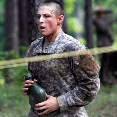 Trung úy Shaye Haver cũng đi vào lịch sử với tư cách là một trong các phụ nữ đầu tiên đáp ứng tất cả đòi hỏi khắt khe của trường biệt kích. Chị cũng tốt nghiệp Học viện Quân sự West Point.