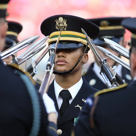 Lauren Glover trở thành nữ chỉ huy đầu tiên của đội nghi lễ lục quân Mỹ, vào năm 2014.