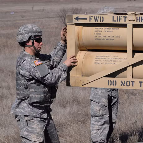 Erica Gunter đi vào lịch sử khi được giao làm khẩu đội trưởng một dàn pháo phản lực Mỹ lúc mới đeo lon hạ sĩ.