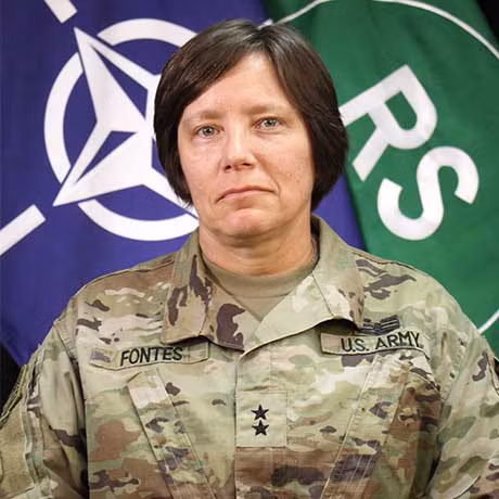 Thiếu tướng Robin Fontes trở thành tướng chỉ huy của Bộ chỉ huy chuyển tiếp an ninh Hợp thành ở Afghanistan vào tháng 7/2017. Bà đã phục vụ trong quân đội Mỹ nhiều lần ở Afghanistan, Ấn Độ, Pakistan và Tajikistan. Bà có khả năng nói tiếng Nga, tiếng Ba Tư và tiếng Dari.