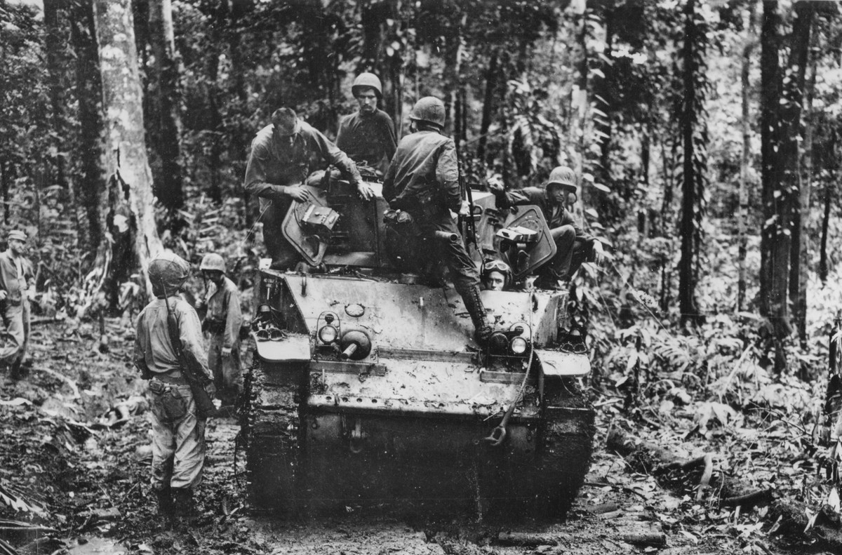 Phiên bản M3 sau khi được đưa vào sử dụng đã gặp phải vấn đề động cơ với việc công suất được sản sinh ra quá yếu. Ngay lập tức hệ thống động cơ của M3 được nâng cấp và phiên bản nâng cấp mới này được sản xuất hàng loạt với tên gọi M5 Stuart. Nguồn ảnh: Pinterest.