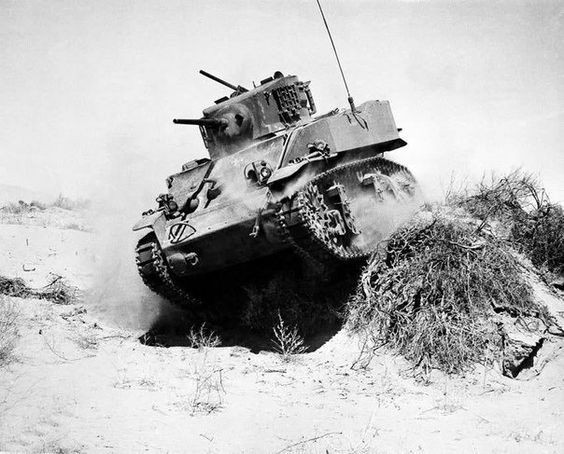 Quá trình sản xuất của M5 Stuart chỉ kéo dài trong ba năm, đến năm 1944 thì kết thúc nhưng cũng đã có tới 22.744 chiếc xe tăng loại này được cho ra đời. Việc đưa M4 Sherman lên làm xe tăng chủ lực của Mỹ sau này đã khiến số lượng M5 Stuart thừa thãi là quá nhiều và Mỹ đã chuyển giao hết cho đồng minh của mình trên khắp thế giới loại xe tăng này thay vì đưa về nước để lấy nấu chảy ra rồi tái chế. Nguồn ảnh: Pinterest.
