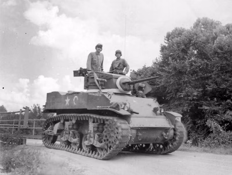 Xe tăng M5 Stuart có nguyên mẫu là xe tăng M3, được Mỹ sản xuất từ năm 1941 và được sử dụng tại gần như mọi mặt trận trong chiến tranh thế giới thứ hai. Nguồn ảnh: Pinterest.