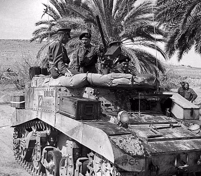 Sở dĩ M5 Stuart từng xuất hiện trên mọi mặt trận trong Chiến tranh Thế giới thứ hai vì nó cũng từng là một mặt hàng trong chương trình "Cho vay - cho mượn" mà Mỹ ký kết với Liên Xô. Qua đó, rất nhiều xe tăng M5 Stuart đã được Mỹ chuyển đến Liên Xô và phục vụ trong Hồng quân. Nguồn ảnh: Pinterest.