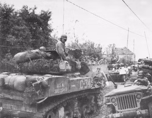 Phiên bản xe tăng M5 này có trọng lượng tổng cộng chỉ 15 tấn và được xếp vào hàng xe tăng hạng nhẹ, chiều dài chỉ 5,8 mét, chiều rộng 2,29 mét và chiều cao 2,57 mét. Xe có biên chế thuỷ thủ đoàn đầy đủ bao gồm 4 người trong đó có một trưởng xa, một pháo thủ, một lái xe và một lái phụ. Nguồn ảnh: Pinterest.