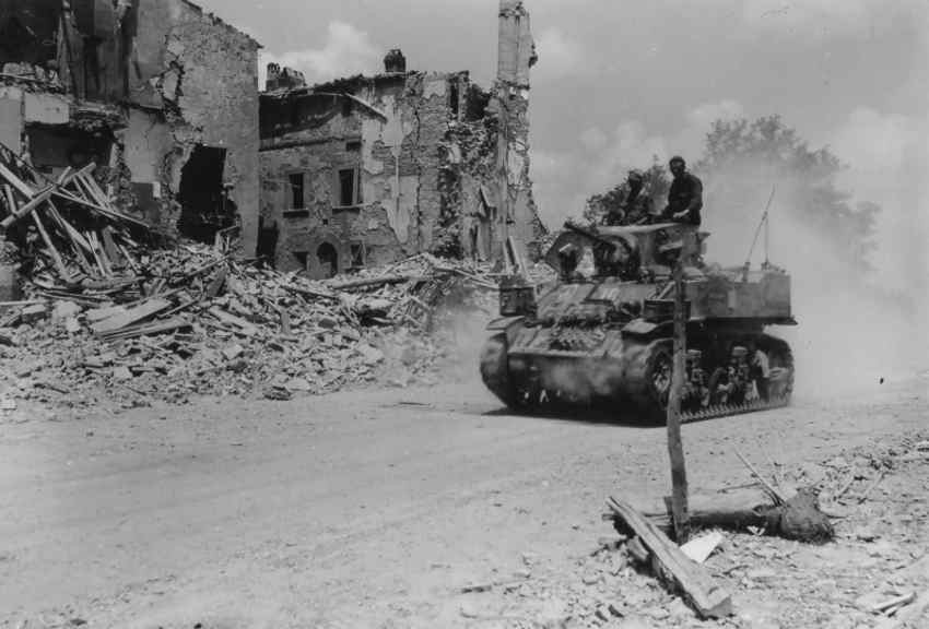 Cũng kể từ sau cuộc chiến này, M5 Stuart tiếp tục lăn bánh ở khắp các chiến trường trên thế giới bao gồm Chiến tranh Việt Nam (kháng chiến chống Pháp), cách mạng ở Indonesia, Nội chiến Trung Quốc, Chiến tranh Hàn Quốc, Chiến tranh Thuộc Địa Bồ Đào Nha, Chiến tranh Bóng đá,... Nguồn ảnh: Pinterest.