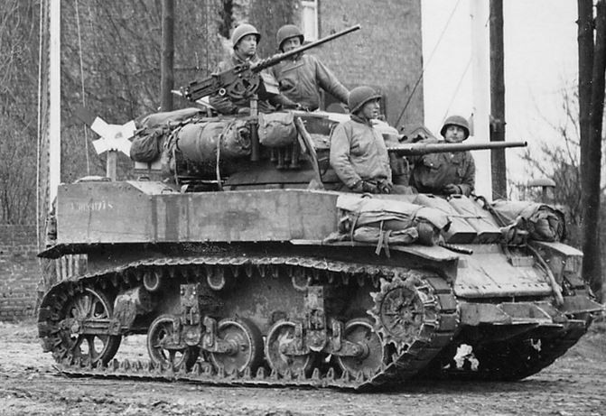 Tuy nhiên sau khi Chiến tranh Thế giới thứ hai kết thúc, M5 Stuart đã làm rất tốt vai trò của mình khi xuất hiện trong các cuộc xung đột nhỏ lẻ, các cuộc nội chiến, cách mạng,... vì trong những cuộc chiến tranh này, phần lớn trang bị của các bên tham gia đều khá lạc hậu, vũ khí chống tăng thiếu thốn khiến M5 Stuart có cơ hội làm bá chủ trên chiến trường. Nguồn ảnh: Pinterest.