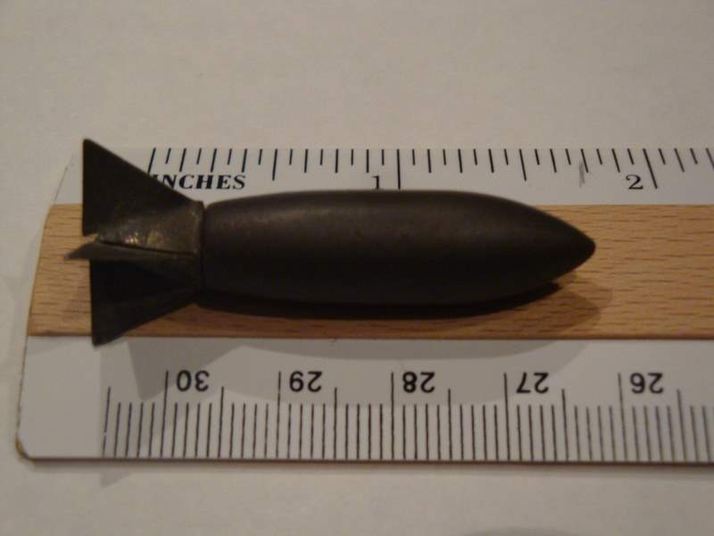 Thiết kế của "quả tên lửa" này cực kỳ đơn giản với hình dáng thon như viên đạn và bốn cánh đuôi. Lazy Dog sẽ được thả từ máy bay ở độ cao lớn, lực hút của Trái Đất sẽ khiến chung tăng tốc khi rơi và bốn cánh đuôi giúp mũi của chúng luôn cắm xuống đất, đảm bảo hiệu quả tiêu diệt mục tiêu là cao nhất. Nguồn ảnh: WATM.