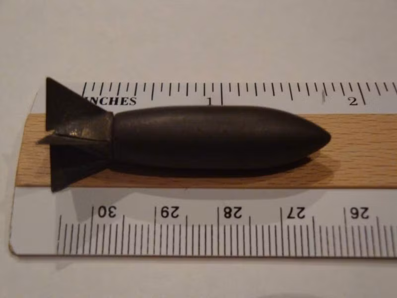 Thiết kế của "quả tên lửa" này cực kỳ đơn giản với hình dáng thon như viên đạn và bốn cánh đuôi. Lazy Dog sẽ được thả từ máy bay ở độ cao lớn, lực hút của Trái Đất sẽ khiến chung tăng tốc khi rơi và bốn cánh đuôi giúp mũi của chúng luôn cắm xuống đất, đảm bảo hiệu quả tiêu diệt mục tiêu là cao nhất. Nguồn ảnh: WATM.