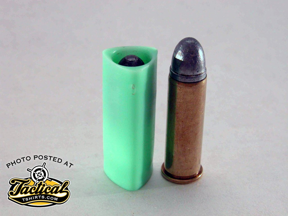 Về cơ bản loại đạn này bao gồm một viên đạn thường ở bên trong và một lớp vỏ bên ngoài làm bằng nhựa. Kiểu thiết kế này tỏ ra khá lạ mắt nhưng thực tế sử dụng lại cực kỳ tệ hại nên "đạn tam giác" và bản thân khẩu Dardick 1500 đã tuyệt chủng ngay sau đó. Nguồn ảnh: WATM.